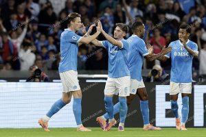 نابولي يفوز على إنتر ميلان بثلاثية ويتربع على قمة الكالتشيو