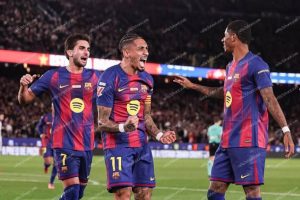 رافينيا يقود برشلونة لاكتساح أوساسونا ويعزز صدارته في الليجا